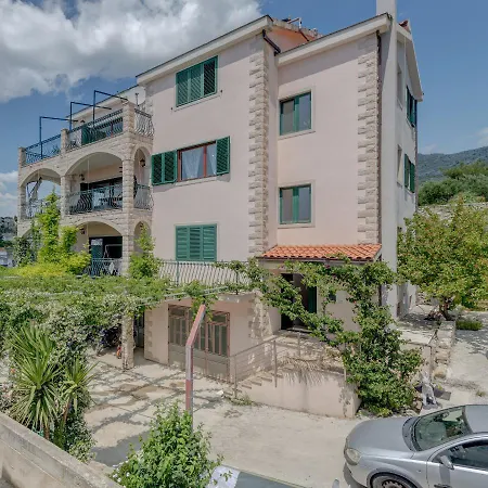 Aurelia Apartament *